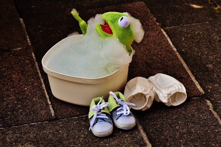 cleaning-childrens-toys