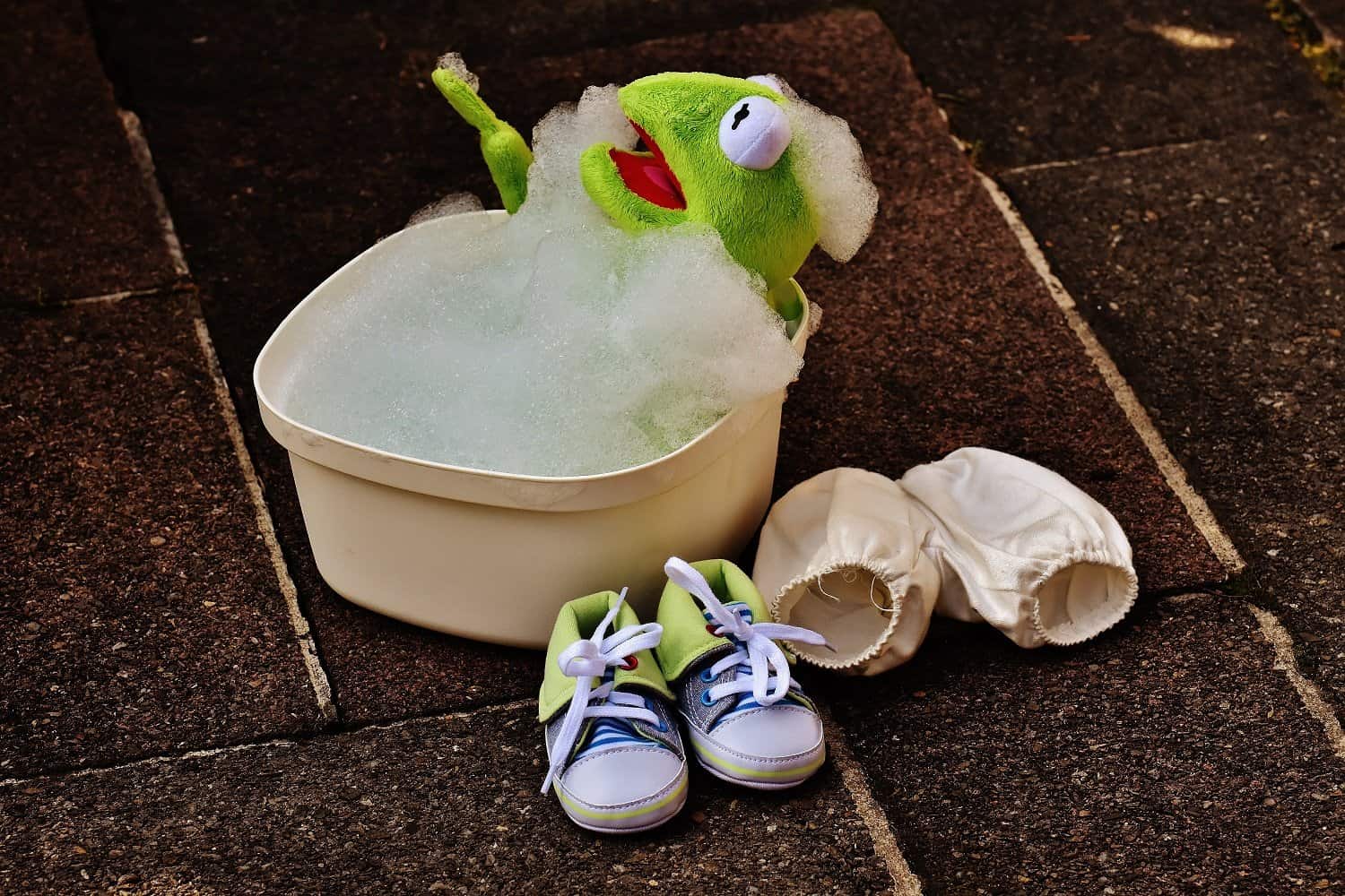 cleaning-childrens-toys