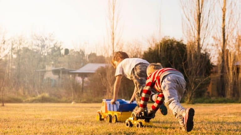 5 Ways to Get Your Kids Outdoors This Summer!