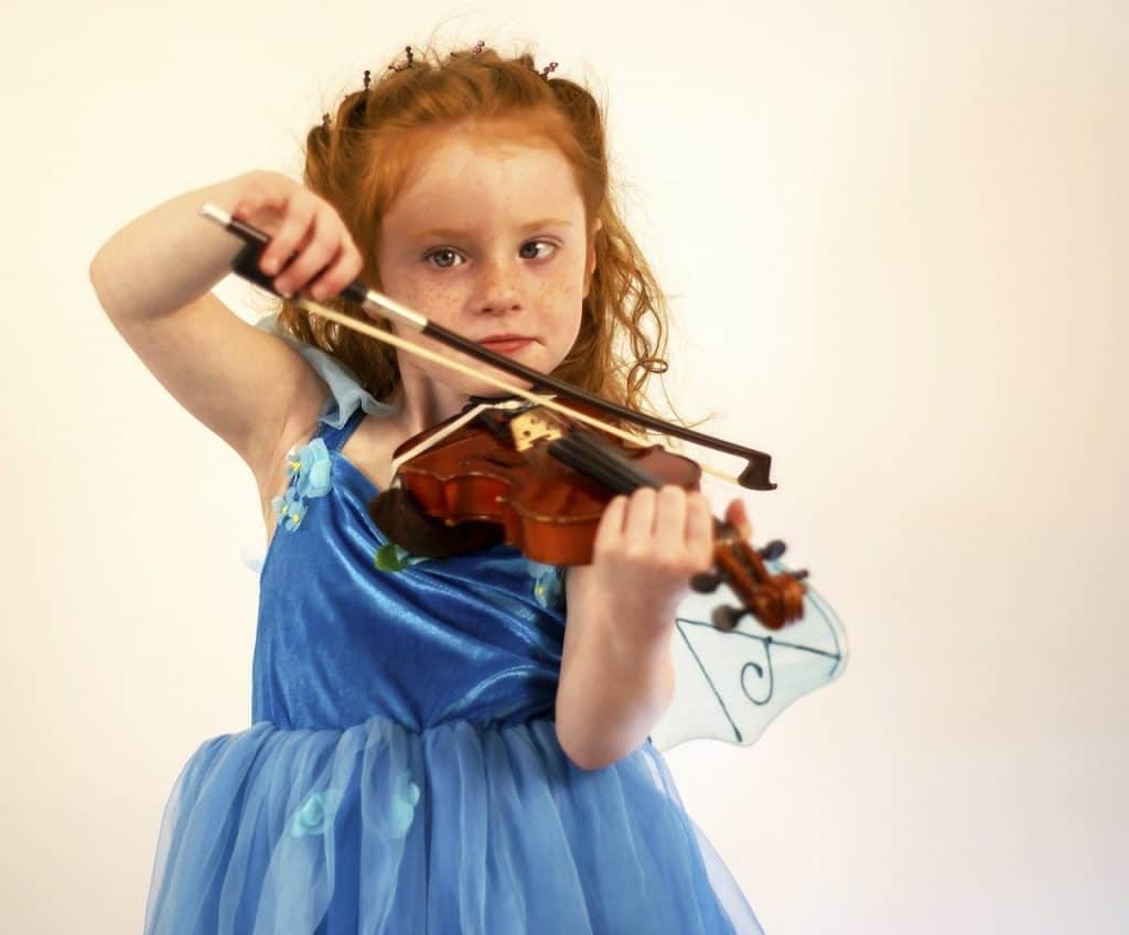 little girl playing with violin
