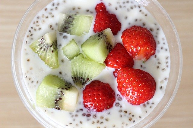 Smoothie bowl with chia, strawberry and kiwi