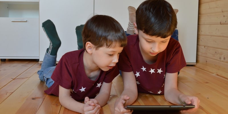 Children using a tablet to learn online