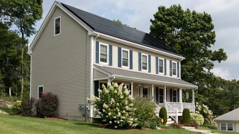 Large number of solar panels on house - a money-saving advantage for homeowners