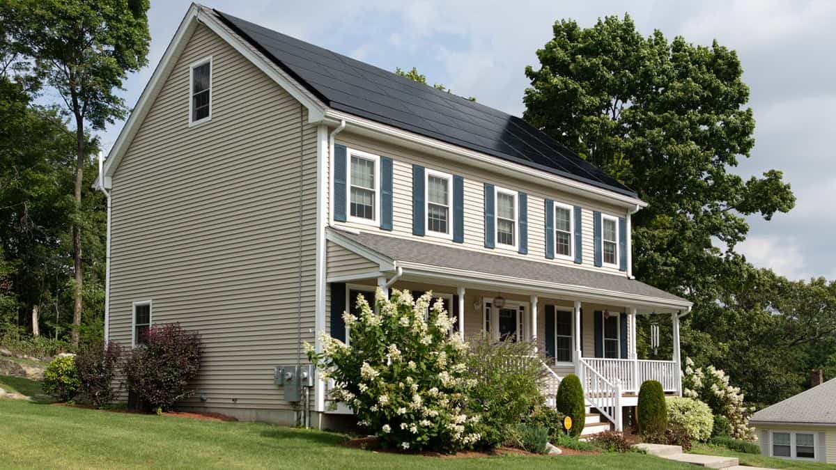 Large number of solar panels on house - a money-saving advantage for homeowners