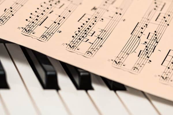 paino and music notes