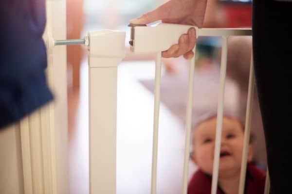 One handed open baby gate