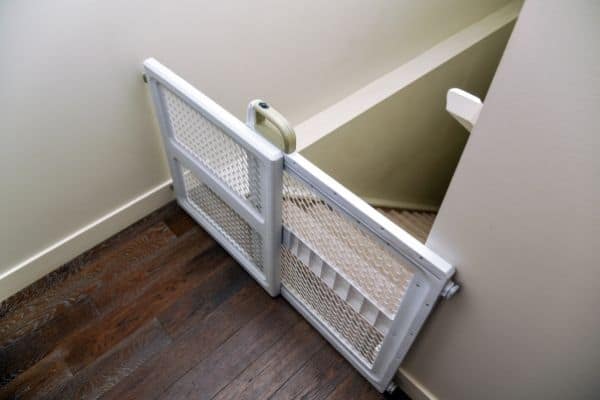 Two way open baby gate