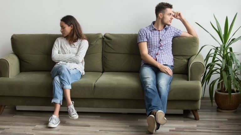 Warning Signs Your Relationship Is on the Rocks