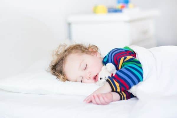 Kid sleeping in toddler bed