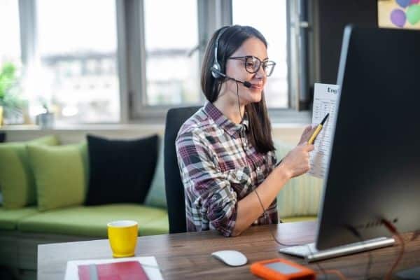 Woman teaching english online as a freelancer