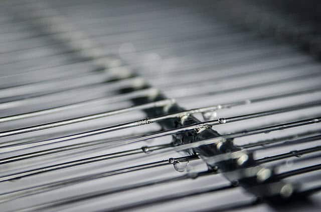 Condensation on thin metal wires