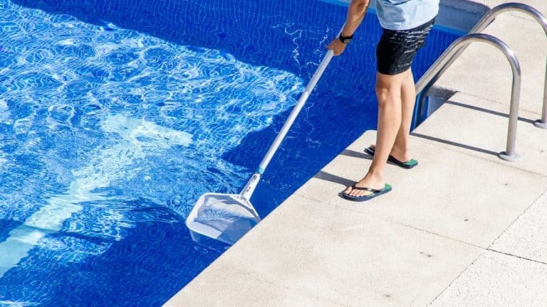 4 Signs You Need To Have Your Pool Professionally Cleaned