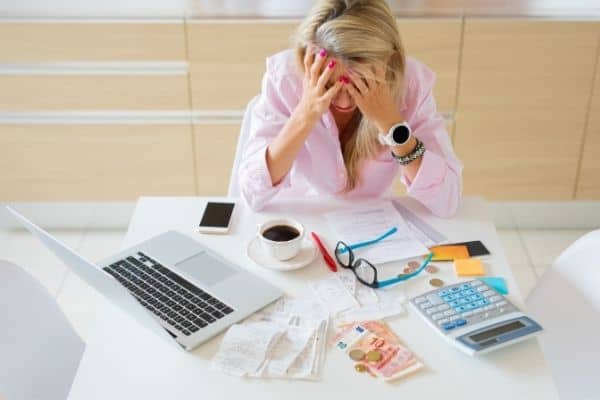 woman financial problem