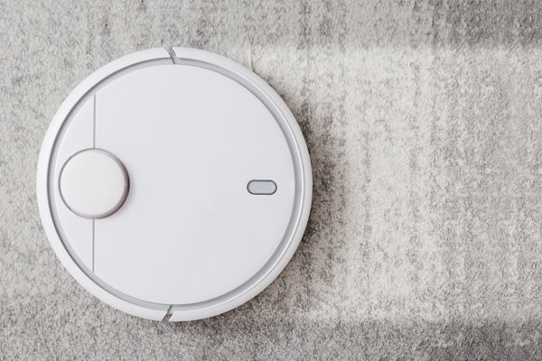 Robot Vacuum Cleaning Carpet